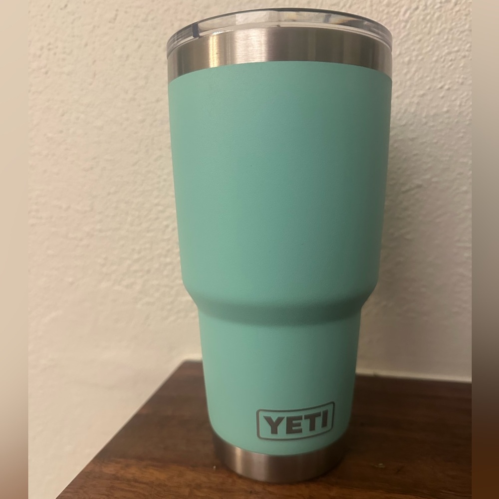 YETI Teal 20oz‎  Travel Mug with lid
